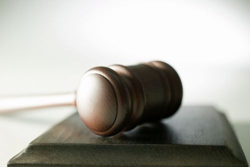LAG-Urteil: Kein Schadensersatz wegen Nichteinführung des Vaterschaftsurlaubs